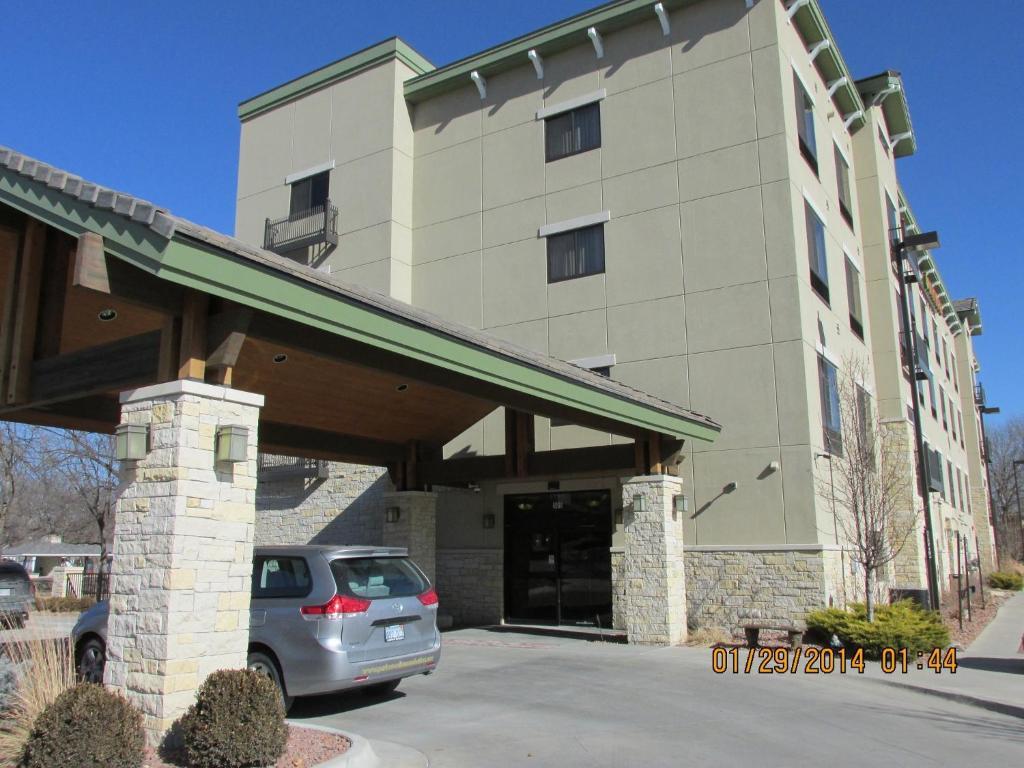 Parkwood Inn & Suites image