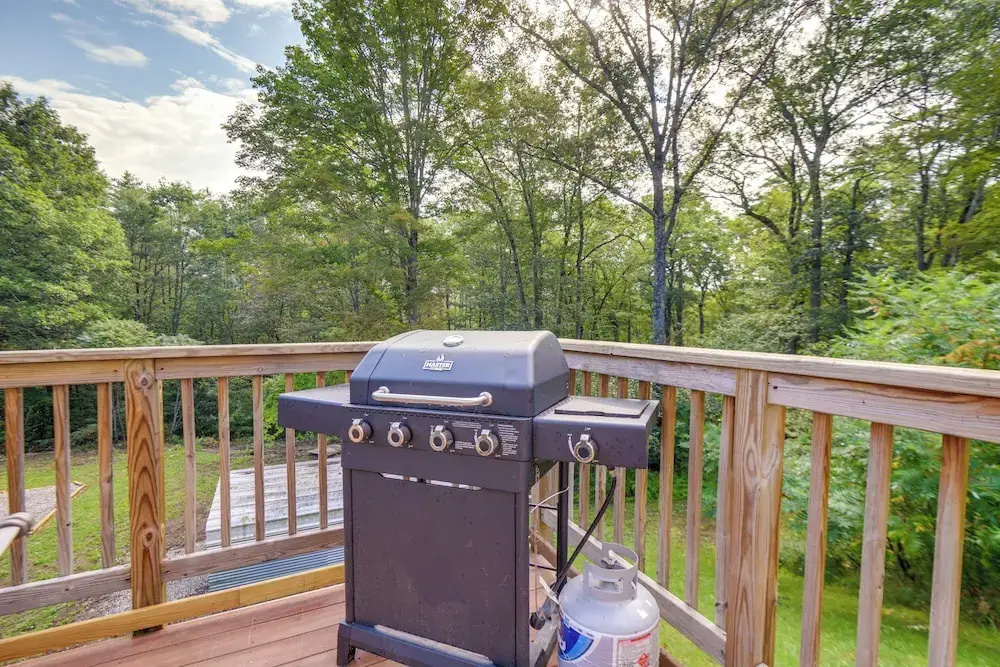 Meredith Home w/ Deck: 6 Mi to Lake Winnipesaukee!