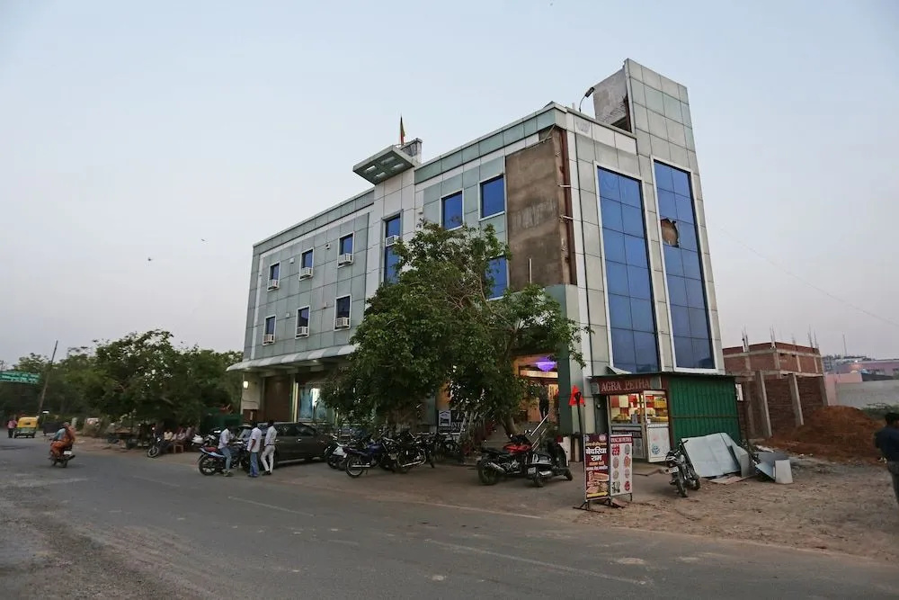OYO 14220 Hotel BR Plaza