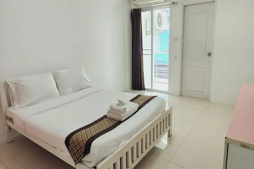 Standard Double room with balcony (full double bed)
