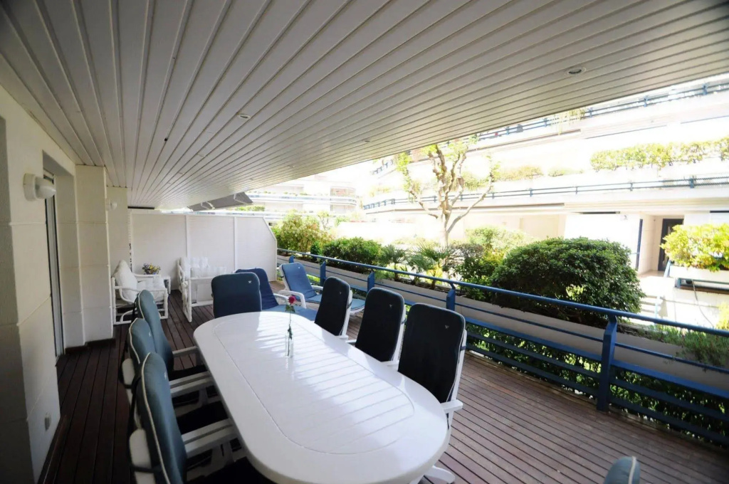 Luxury Apartment with Swimming Pool