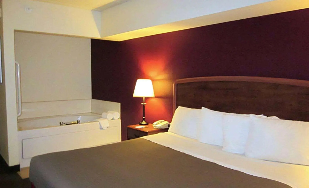 Deluxe Double room (full double bed)