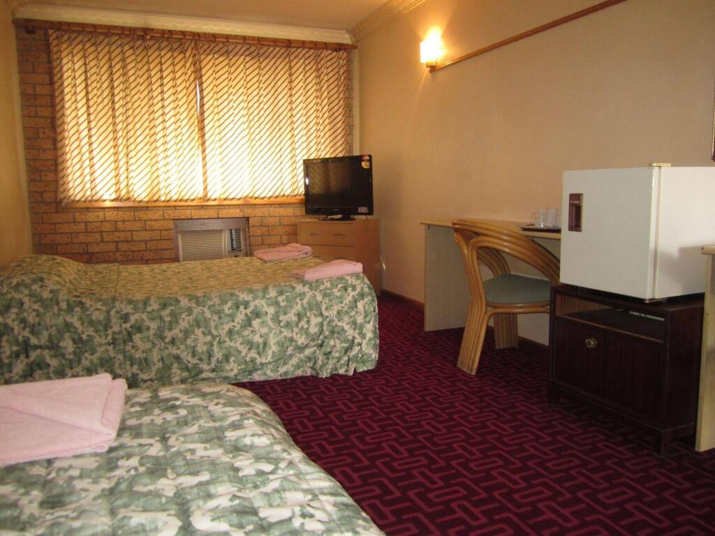 Canberra Lyneham Motor Inn by null