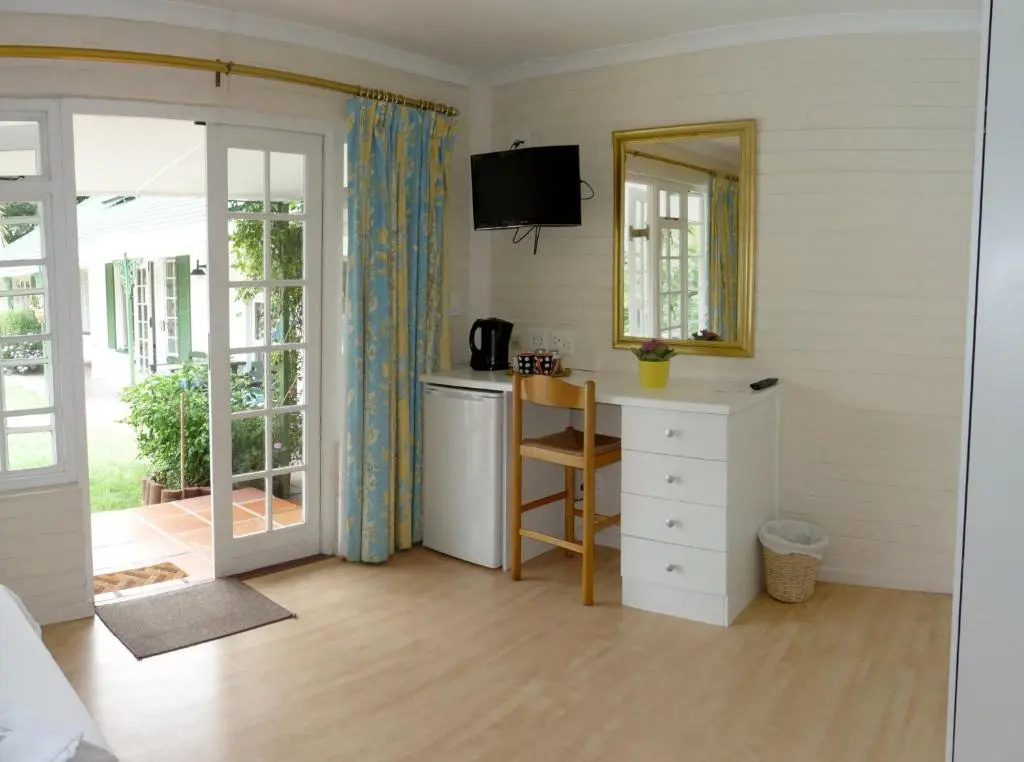 Standard Double room with pool view (twin beds)