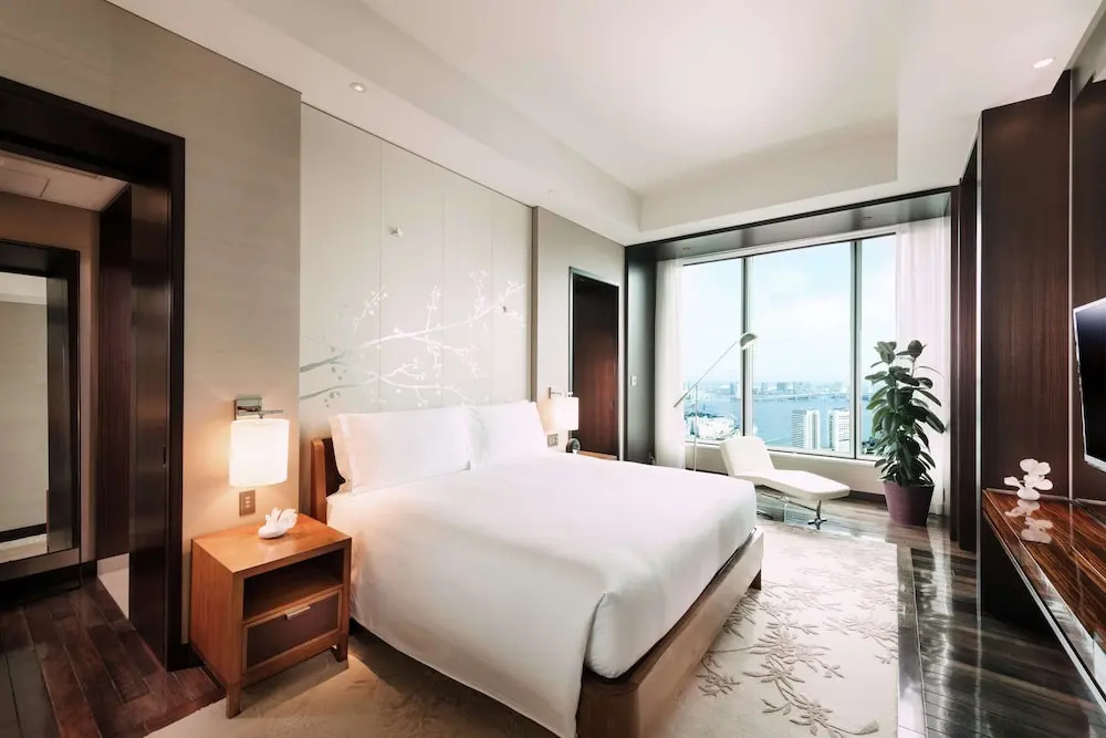 Deluxe Double Suite with bay view (full double bed)