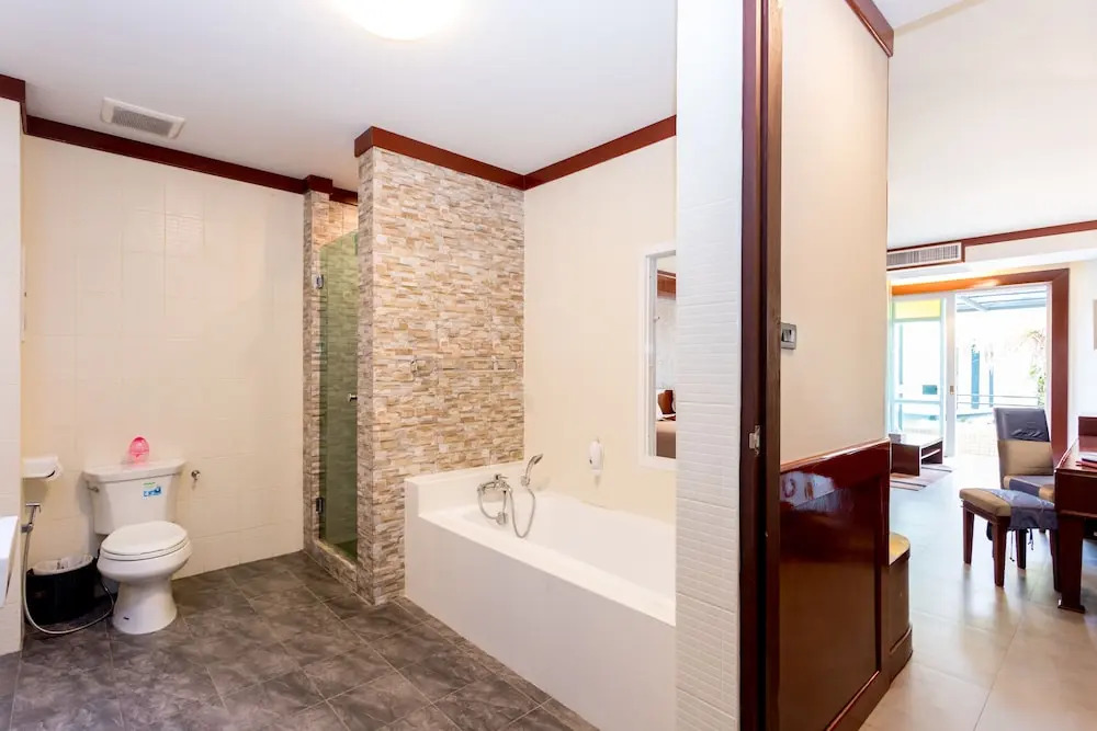 Полулюкс с видом на бассейн в Erawan Hotel
