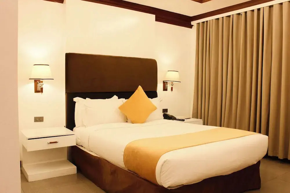 豪華四人房，設有露台及雙人床