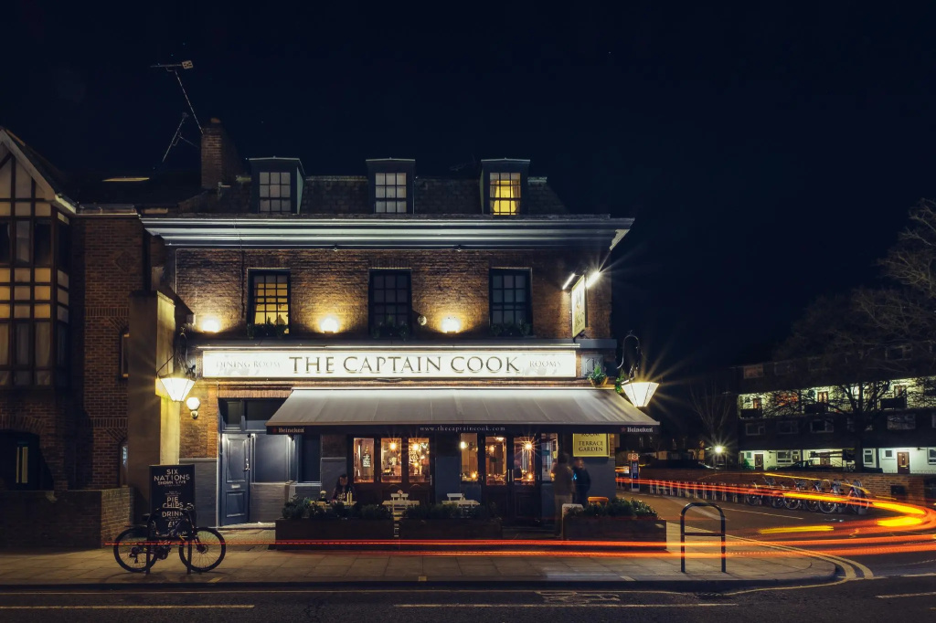 The Captain Cook Hotel — фото