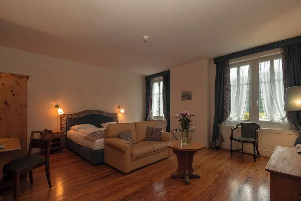Deluxe Sextuple Family room