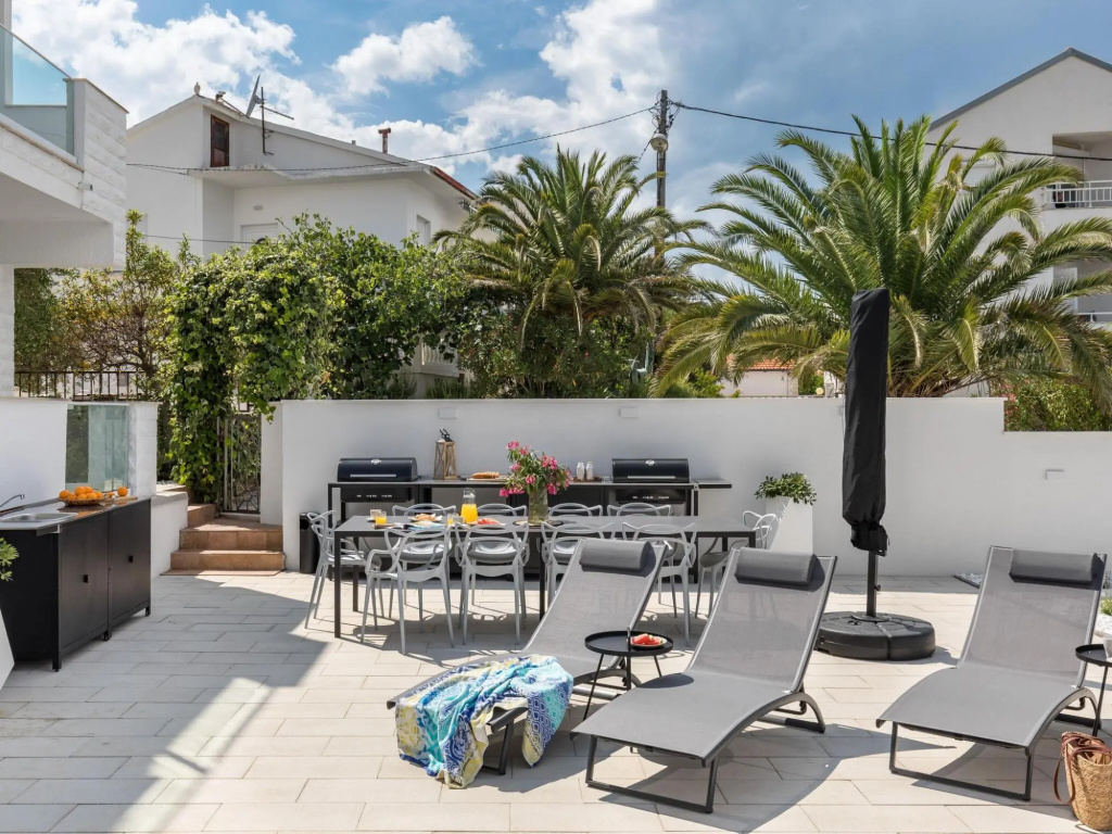 Apartment 5 km From Trogir's Center