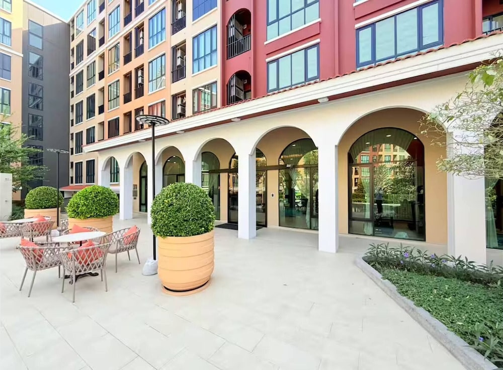 Luxurious 1 and Half Bedroom Condo With Resort-style Amenities in Nonthaburi