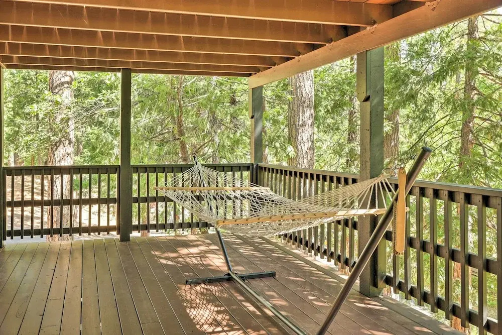 Near Trails: Cabin w/ 2-level Deck in Twain Harte
