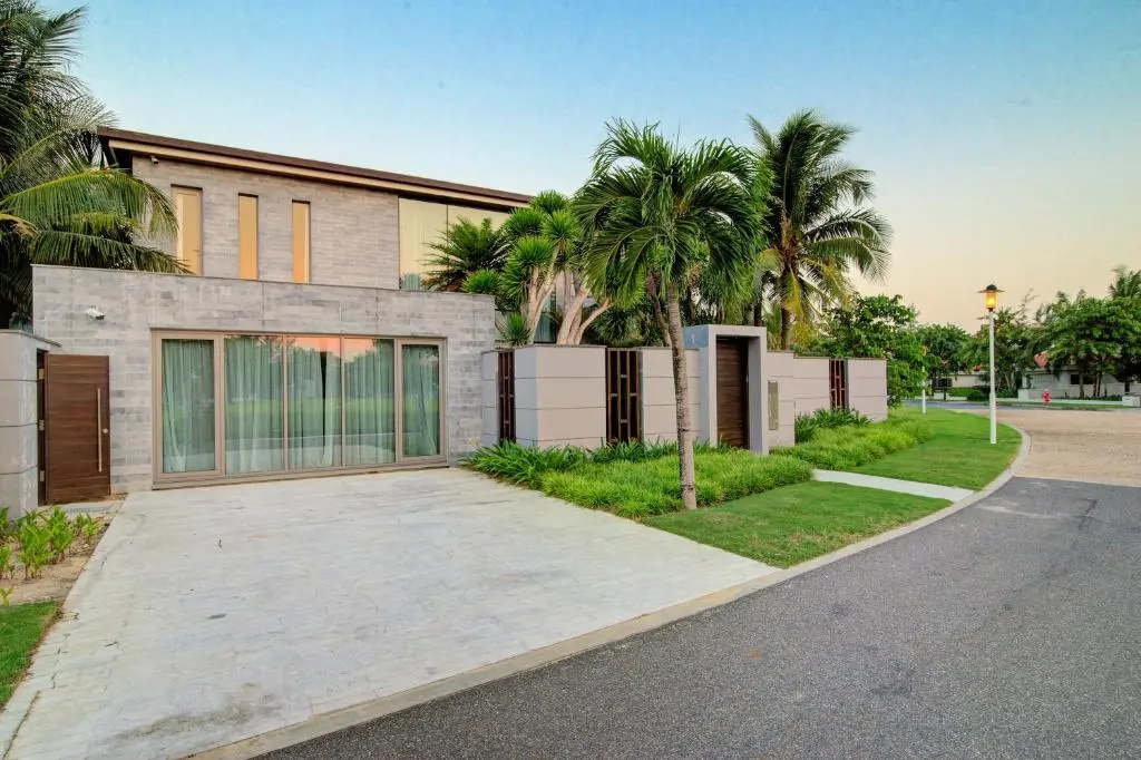 Five Stars 5 Bedrooms And 1 Movie Room Beachfront