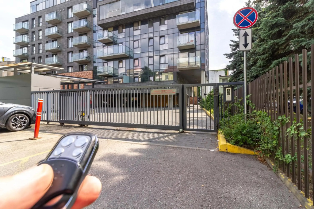 Center Apt, Covered Parking, Balcony, By Cohost