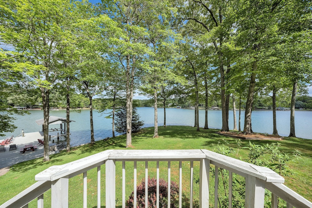 Lake Point Retreat - Lakefront Home With Hot Tub, Fire pit & Game Room