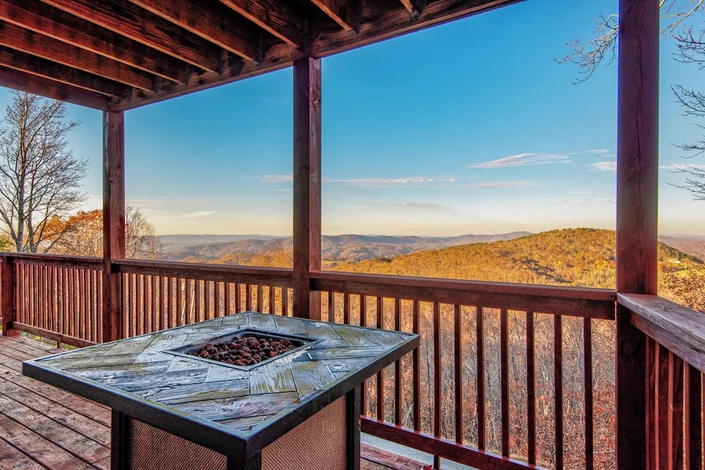Beech Mountain Breeze - Views, pet Friendly, hot Tub, Sleeps 14