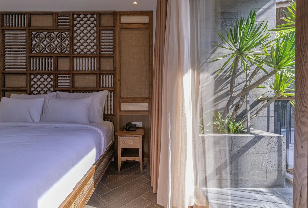 Deluxe Double room with balcony and with pool view (full double bed)