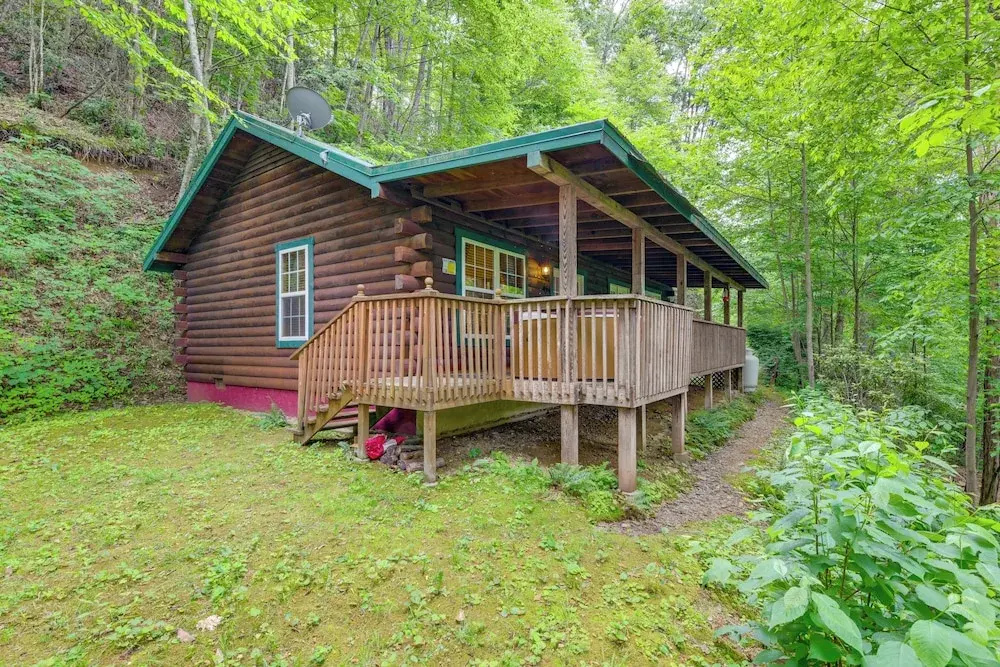 Serene Maggie Valley Retreat w/ Deck & Hot Tub!