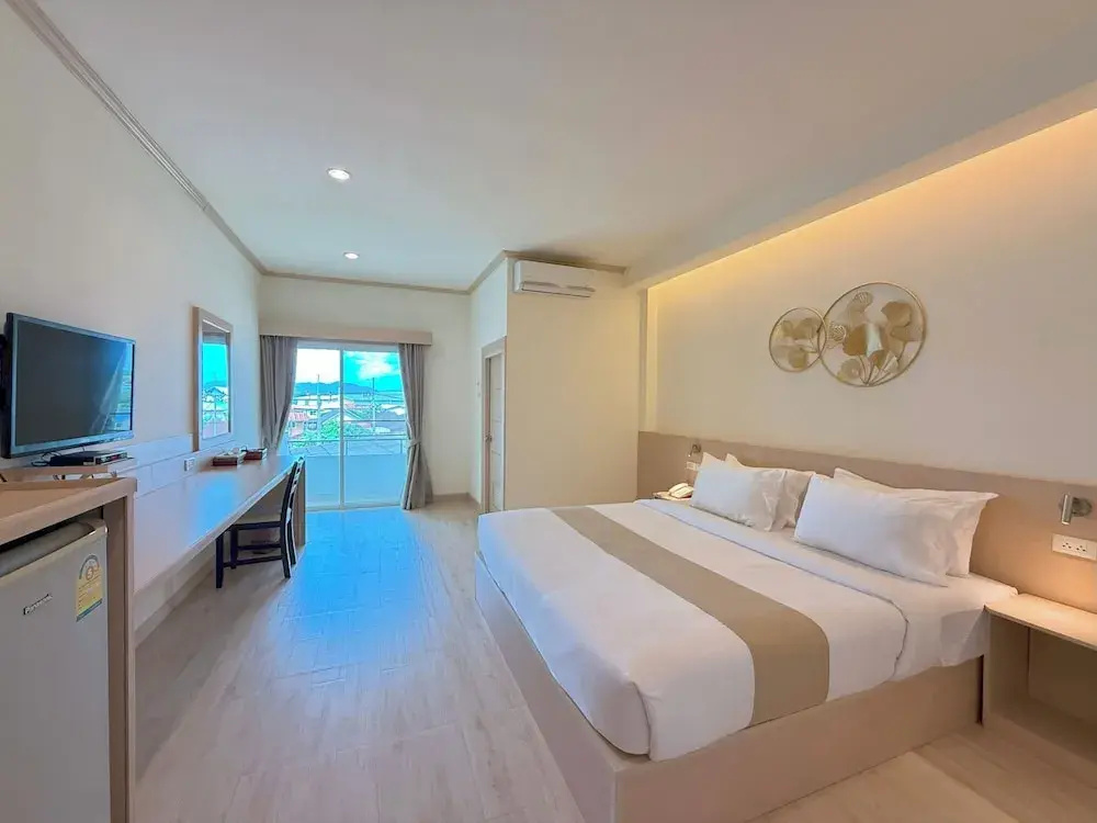 Deluxe Double room with city view (full double bed)