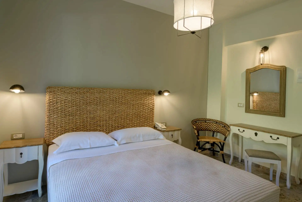 Double room with garden view (full double bed)
