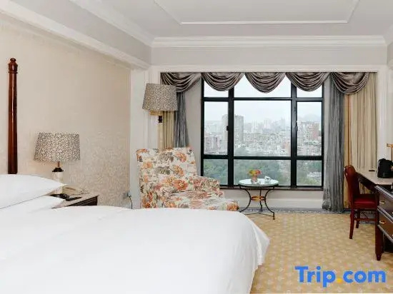 Executive Double room with lake view (full double bed)