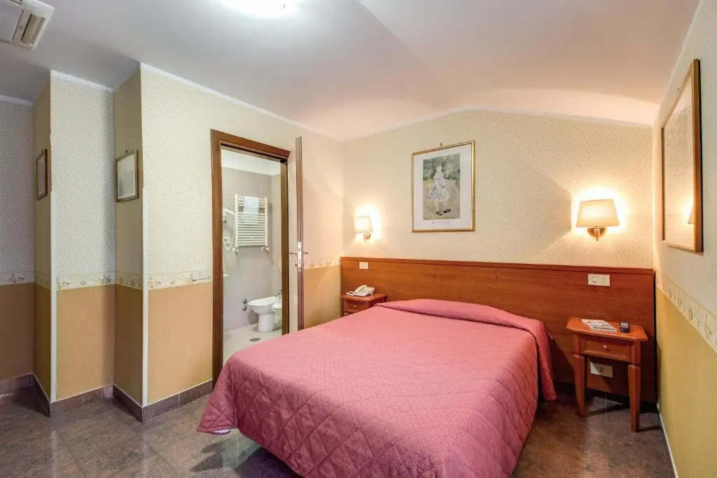 Small Double room (full double bed)
