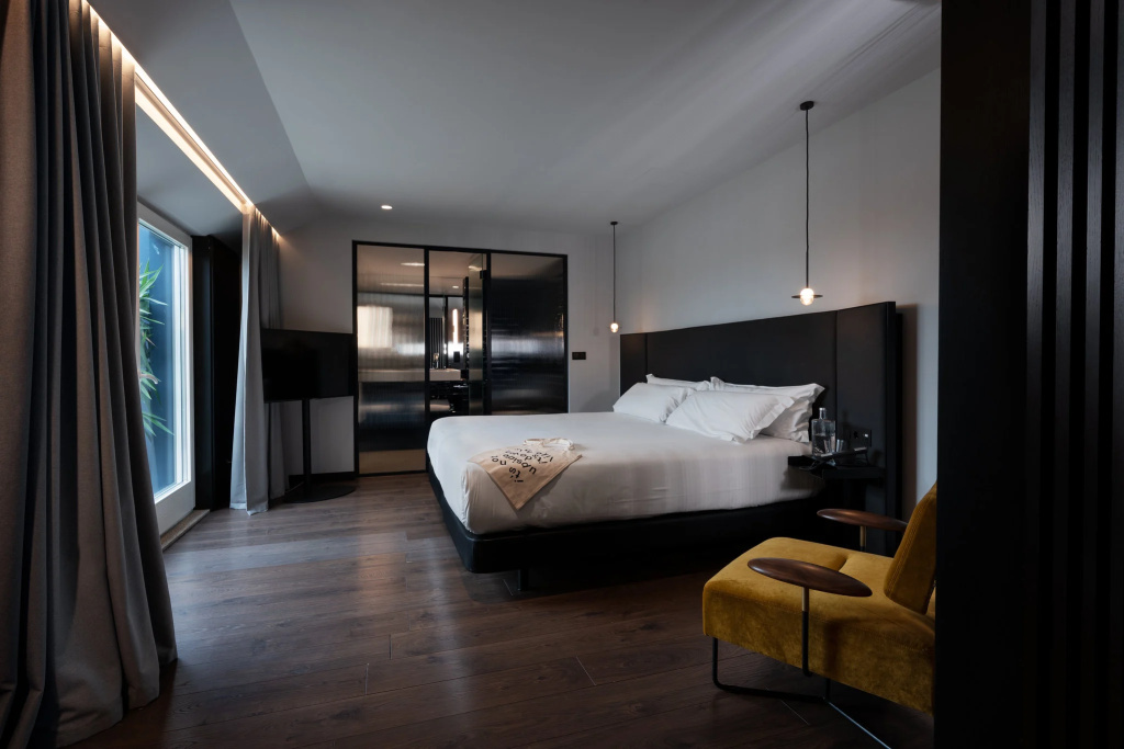 Suite with city view