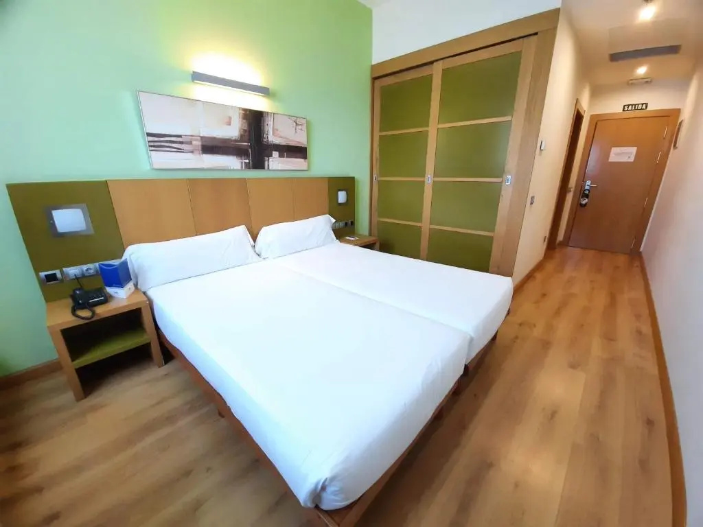 Double room (full double bed)