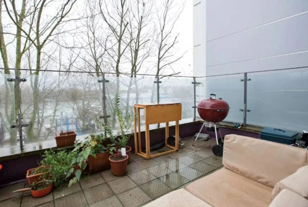 Spacious 2BR Home in Surrey Quays W/terrace