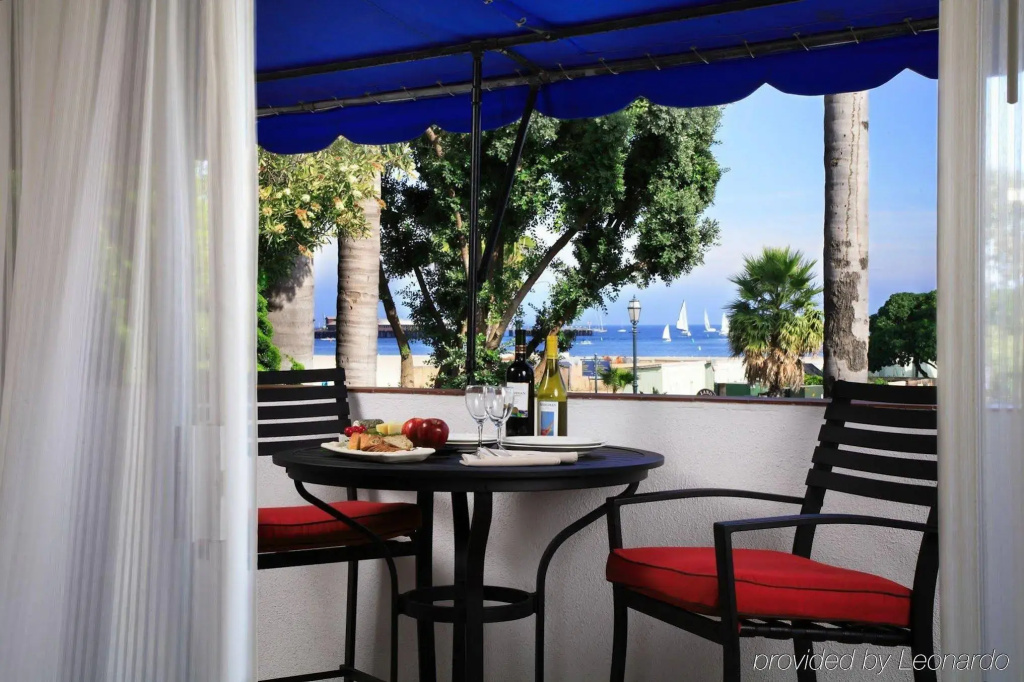 West Beach Inn, a Coast Hotel - Général