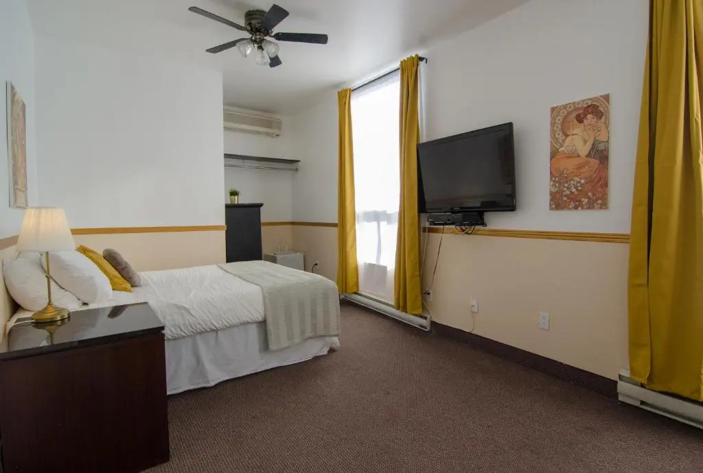 Deluxe Double room (full double bed)