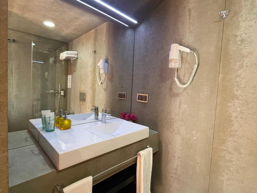 Standard Double room with balcony (full double bed)