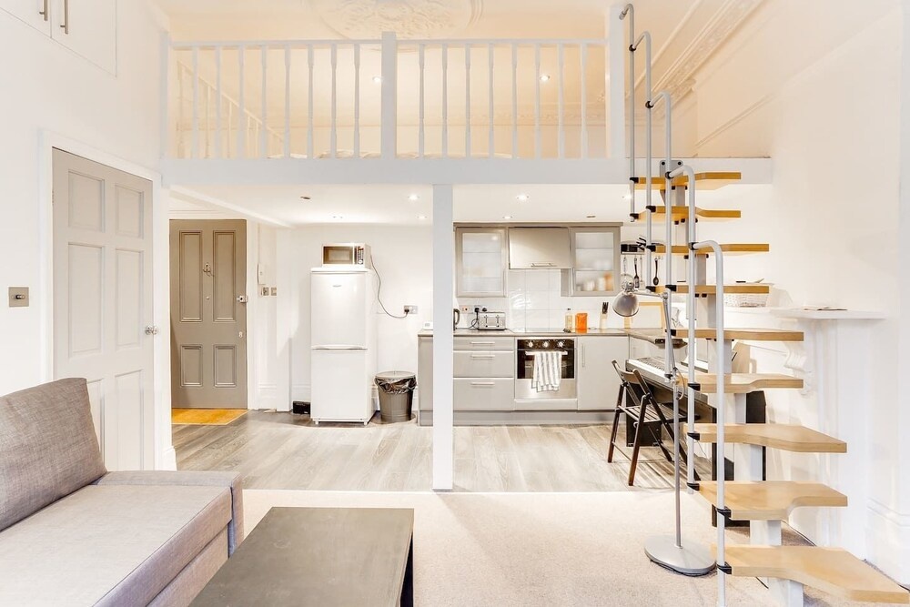 Bright 1BR in Earls' Court W/patio