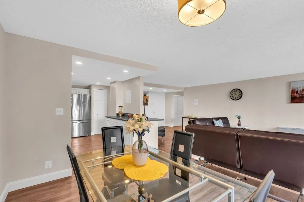 2BR Modern Apt with Easy Access to City