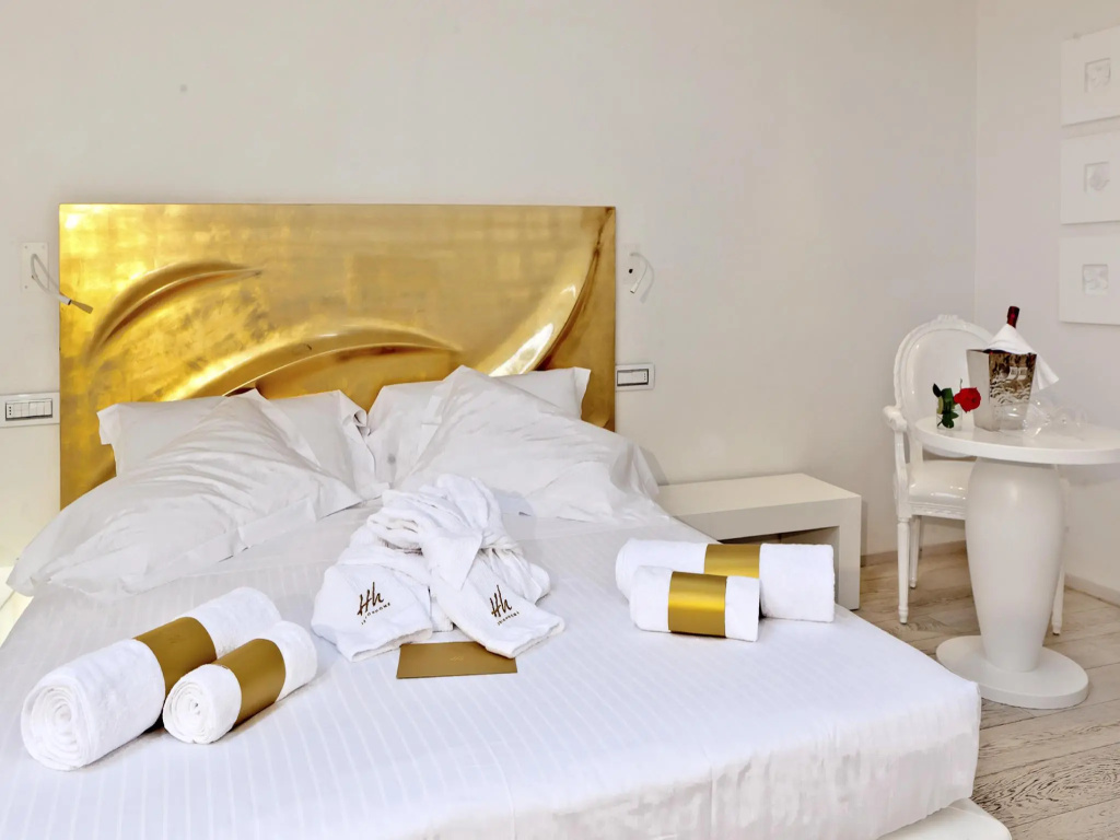 Deluxe Double room (full double bed)