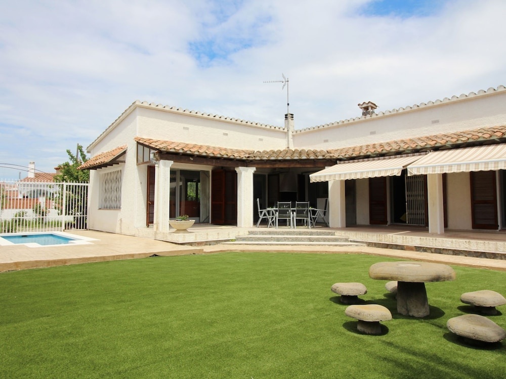 Alluring Holiday Home in Empuriabrava With Pool