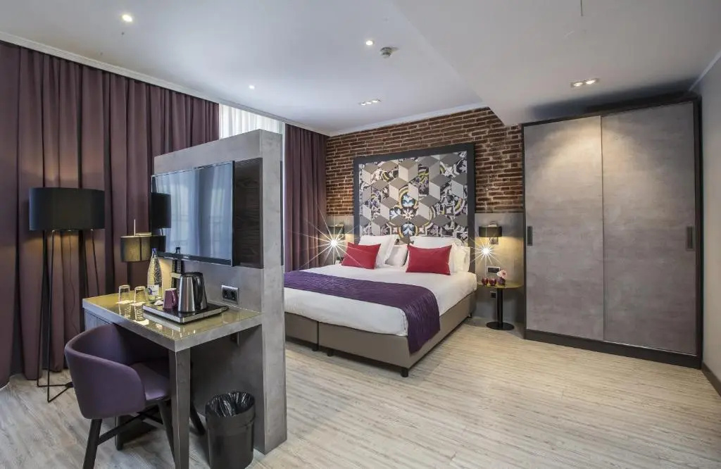 Deluxe Double room (full double bed)