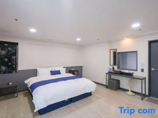 Deluxe Double room (full double bed)
