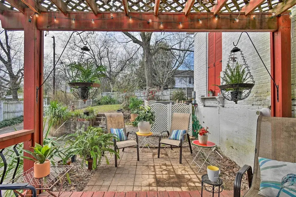 2 Mi to Oaklawn Casino: Home w/ Peaceful Yard!