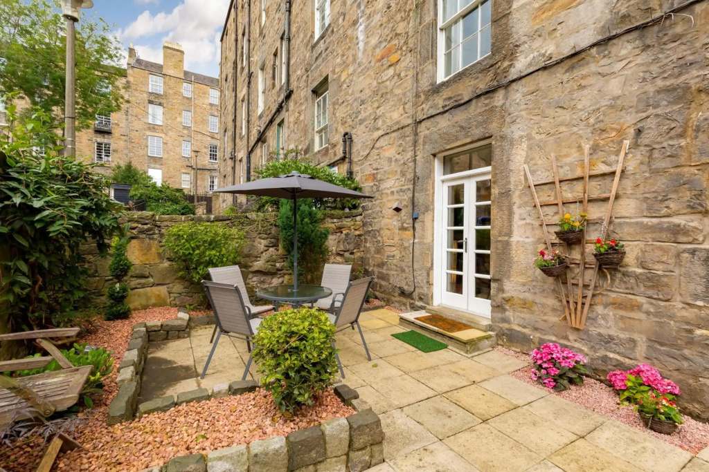 Elite 3 Bed New Town Apt with Private Walled Garden