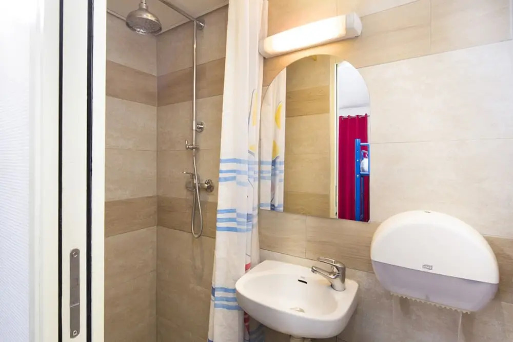 Кровать в общем номере в Bastille Hostel