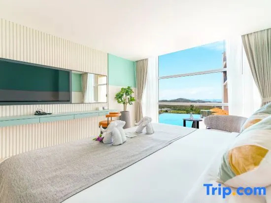 Suite with balcony and with pool view