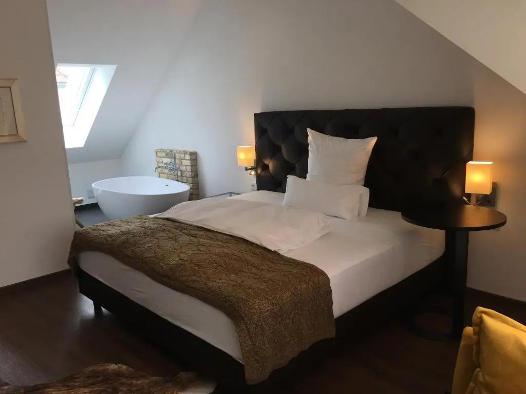 Deluxe Double Studio (full double bed)