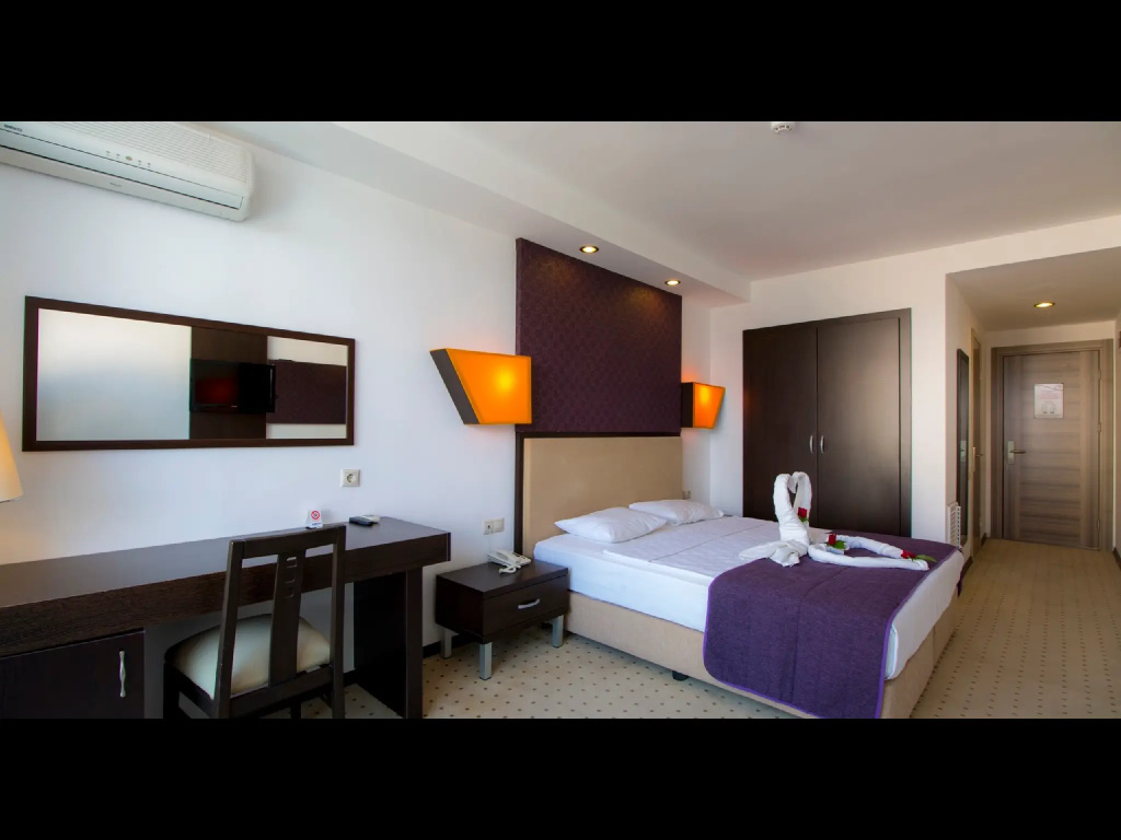 Standard room with partial sea view