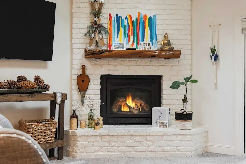 Ski Way by Avantstay Cozy Tahoe Home w/ Fireplace & Balcony