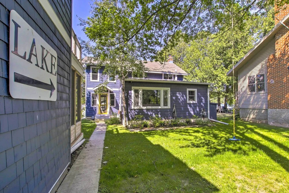 Crystal Lake Cottage: Kayaks & Fire Pit!