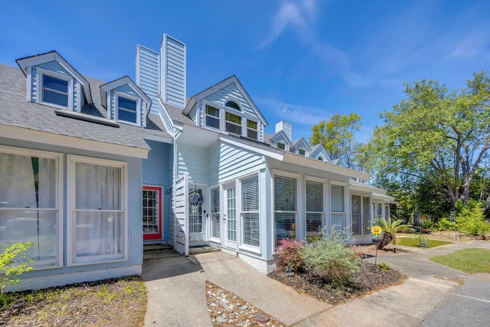 Walk to Eats & Drinks! Stylish Murrells Inlet Stay