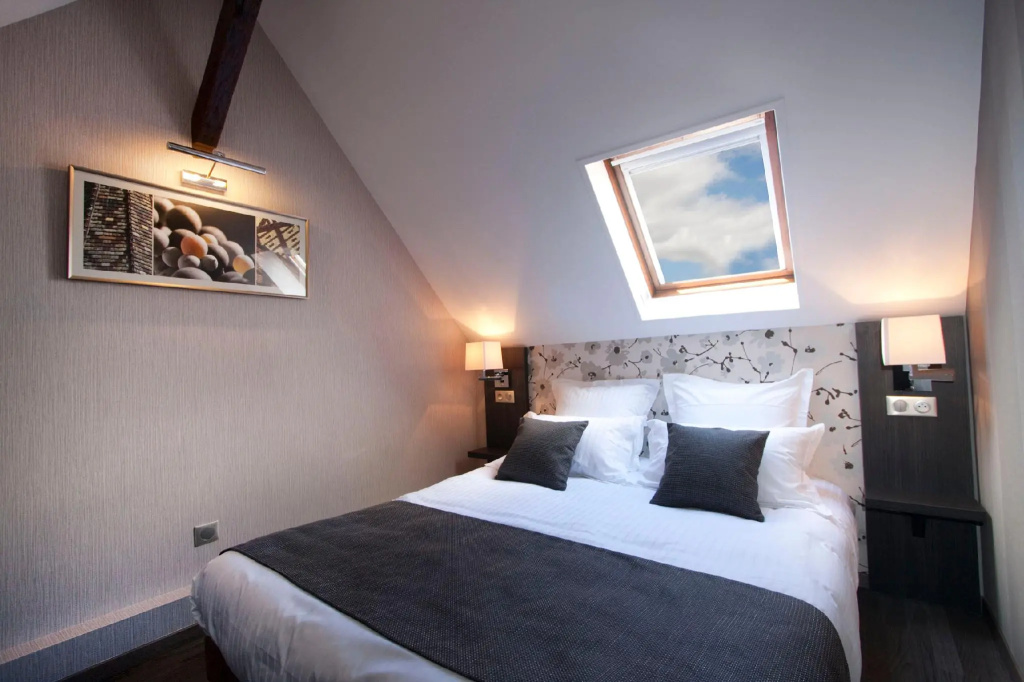 Standard Duplex room with view
