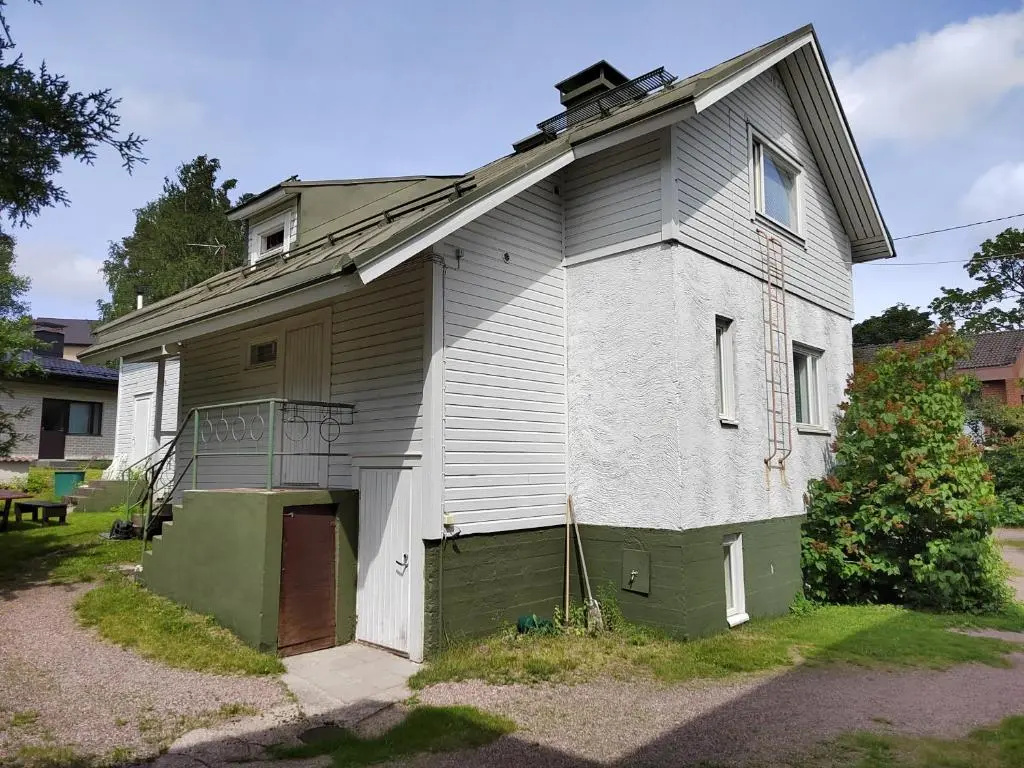 Kalle's unluxury guest house Aircon 15min city center by train