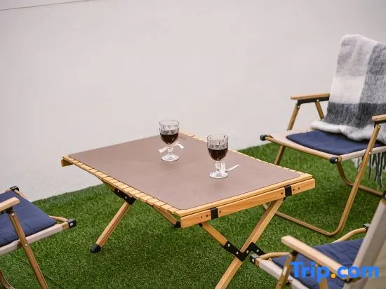 5 minutes to the subway station, rooftop, local market, gourmet restaurants